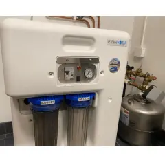 Finnvoda osmosfilter med två filterbehållare och en tryckmätare.