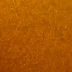 En närbild av en artemiakläckare med tusentals små, rörliga räkor i ett gyllene vatten.