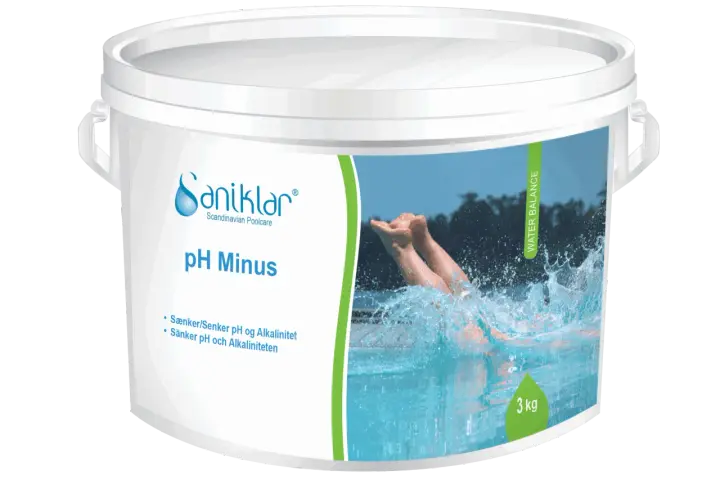En hink med Saniklar pH Minus, som hjälper till att sänka pH i poolen för optimal vattenbalans. Perfekt för en härlig simtur.
