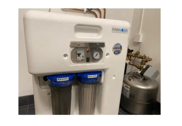 Finnvoda osmosfilter med två filterbehållare och en tryckmätare.