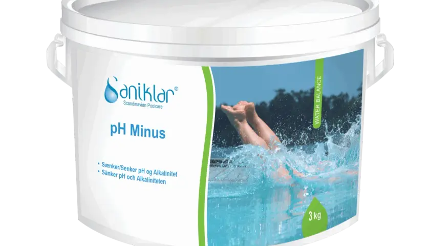 En hink med Saniklar pH Minus, som hjälper till att sänka pH i poolen för optimal vattenbalans. Perfekt för en härlig simtur.