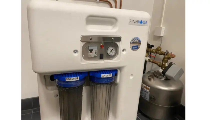 Finnvoda osmosfilter med två filterbehållare och en tryckmätare.