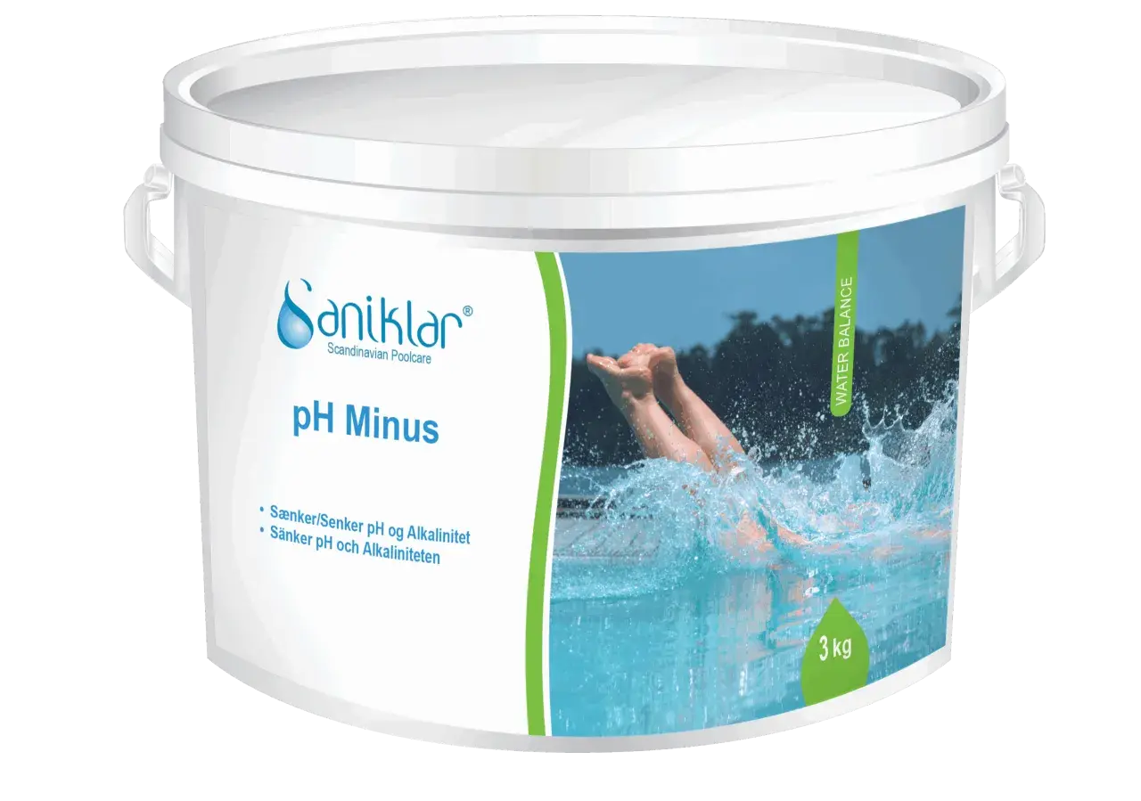 En hink med Saniklar pH Minus, som hjälper till att sänka pH i poolen för optimal vattenbalans. Perfekt för en härlig simtur.
