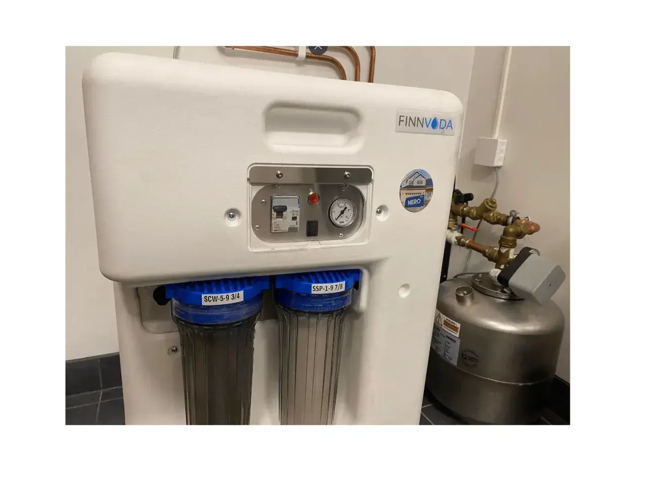 Finnvoda osmosfilter med två filterbehållare och en tryckmätare.