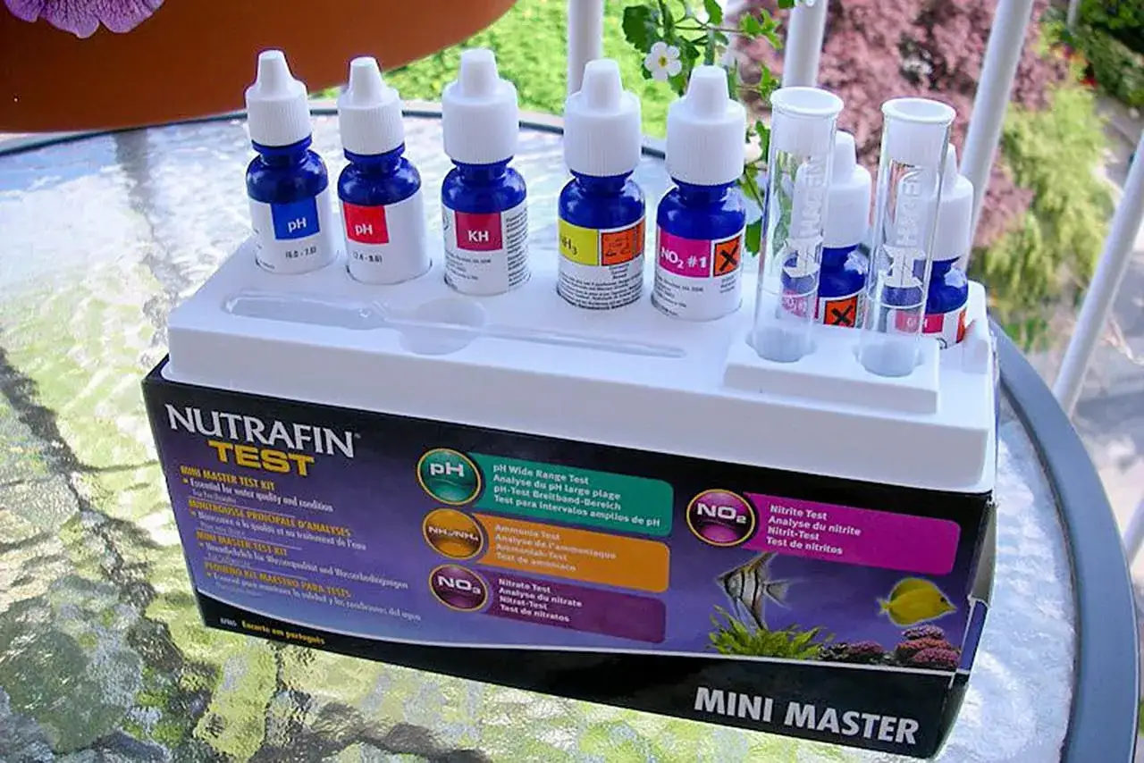 Nutrafin Mini Master testkit med flaskor för pH, ammoniak och nitrittester. Viktigt för akvarieägare som vill kontrollera vattenkvaliteten.