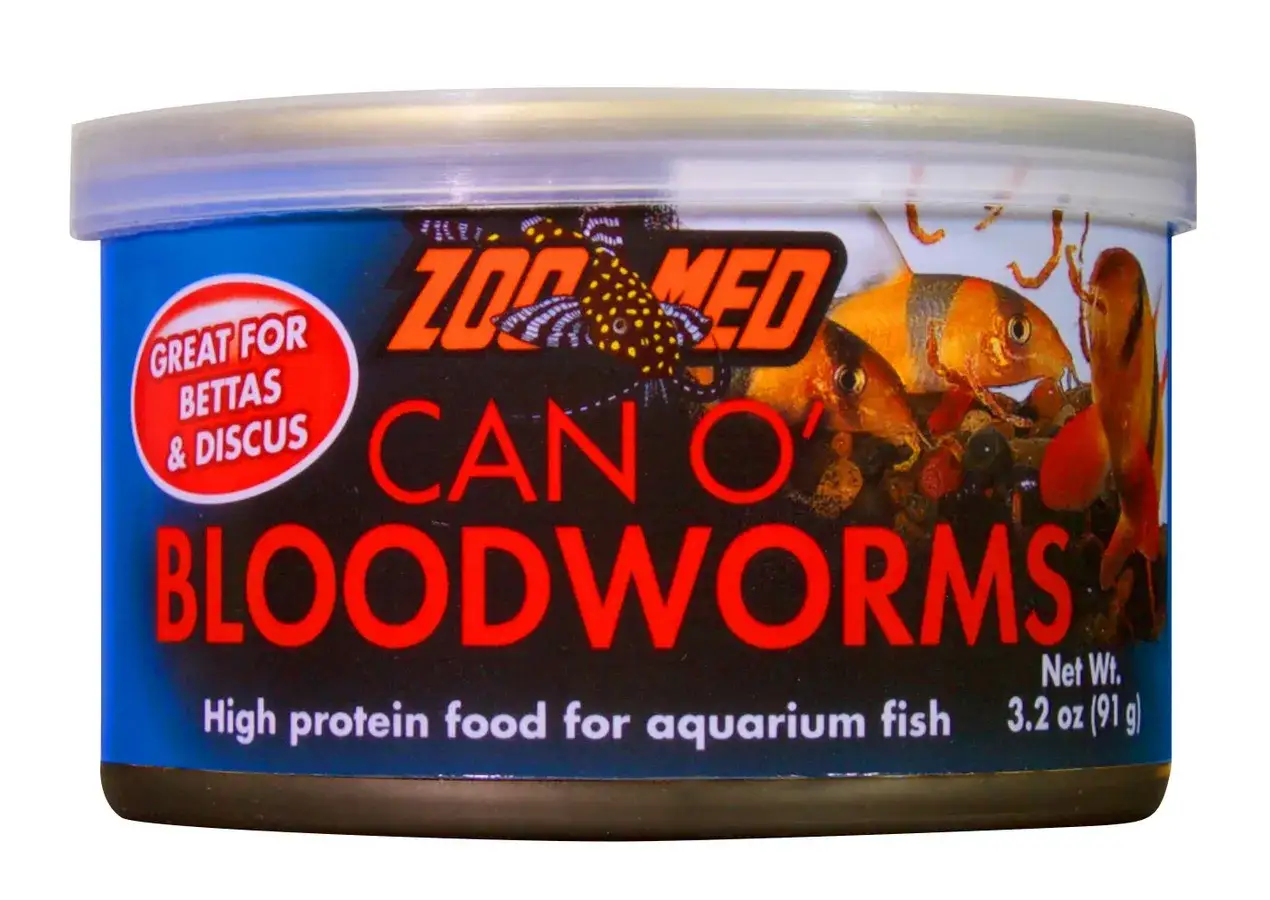Burk med Zoo Med Can O' Bloodworms, högt proteinfoder för akvariefiskar. Bilden visar röda mygglarver och fiskar.