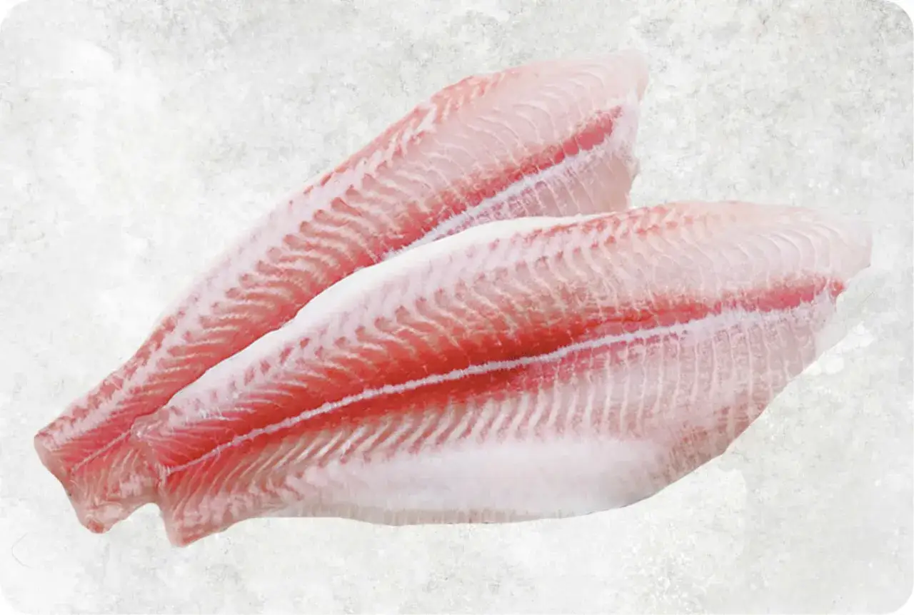 Tv&aring; fil&eacute;er av pangasius fisk med sina karakteristiska r&ouml;da r&auml;nder, redo att tillagas.